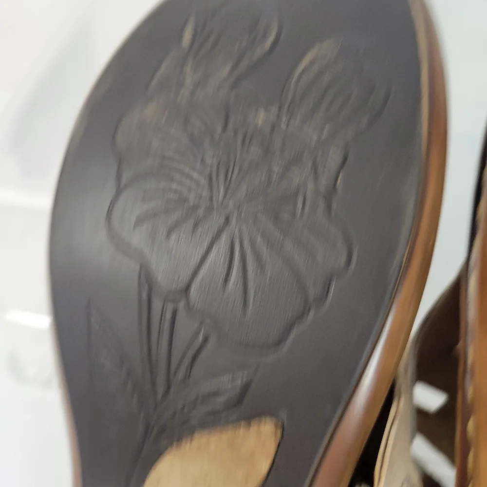 Womans Born Brown Leather Thong Flip flop Style W21803 Light brown Size 7/38 - Picture 7 of 9